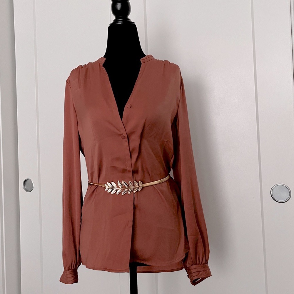 6𝒇𝒐𝒓$50 H&M button down brown/red blouse Size4